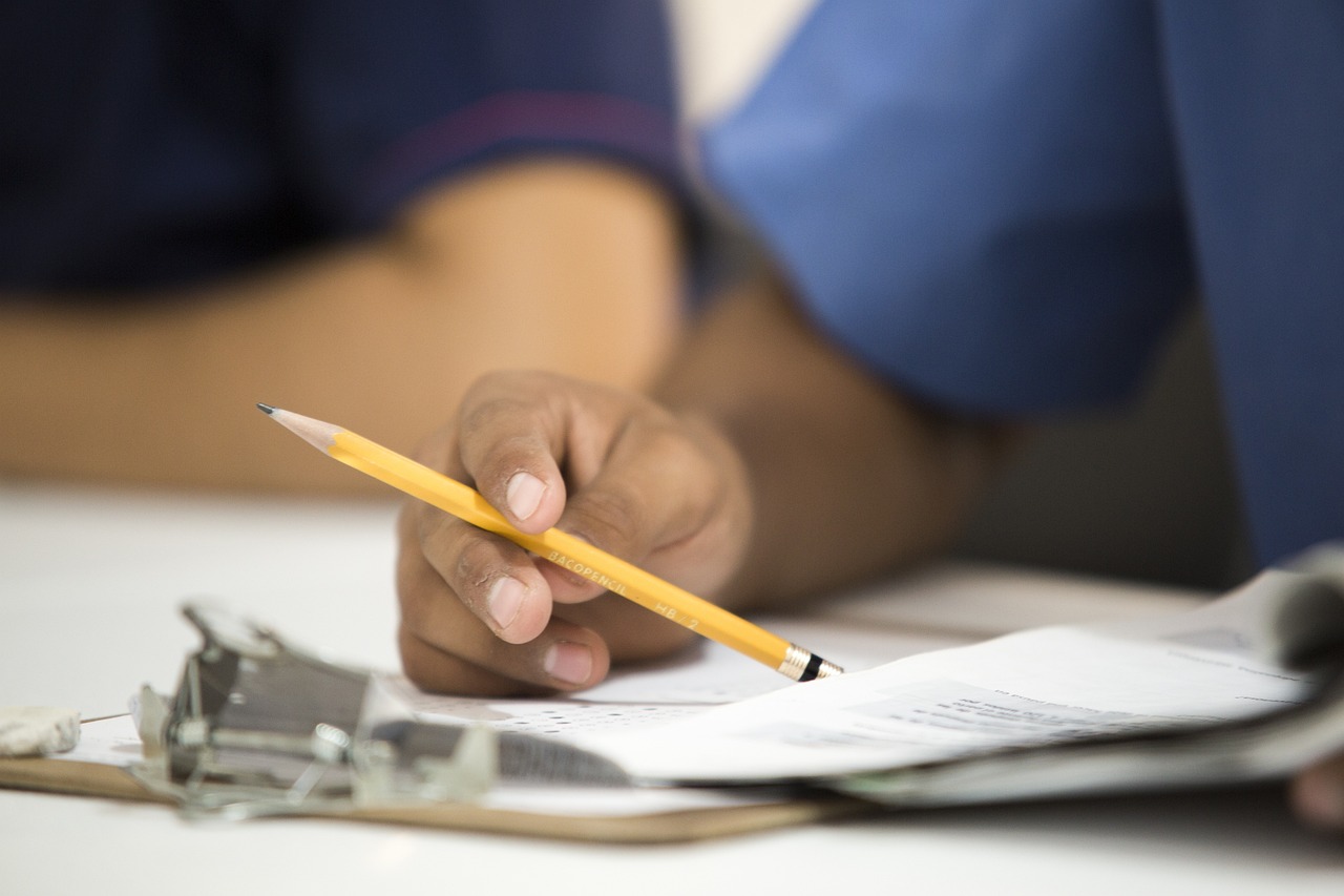 Waarom een goede voorbereiding op je theorie-examen cruciaal is en geen gokken