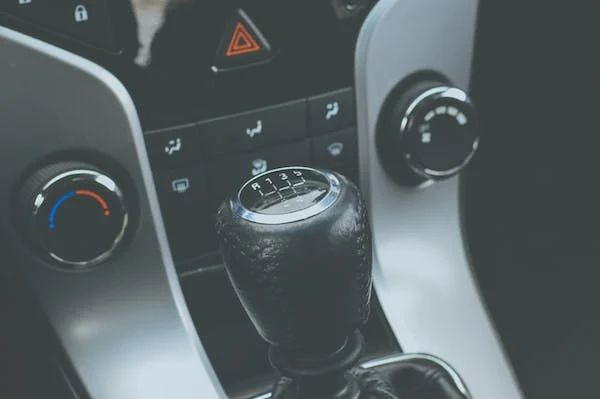 Wat kies je beter een handgeschakelde of een automatisch geschakelde auto?